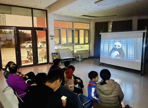 申宝配资 南苑街道三里屯社区举行公益电影放映活动